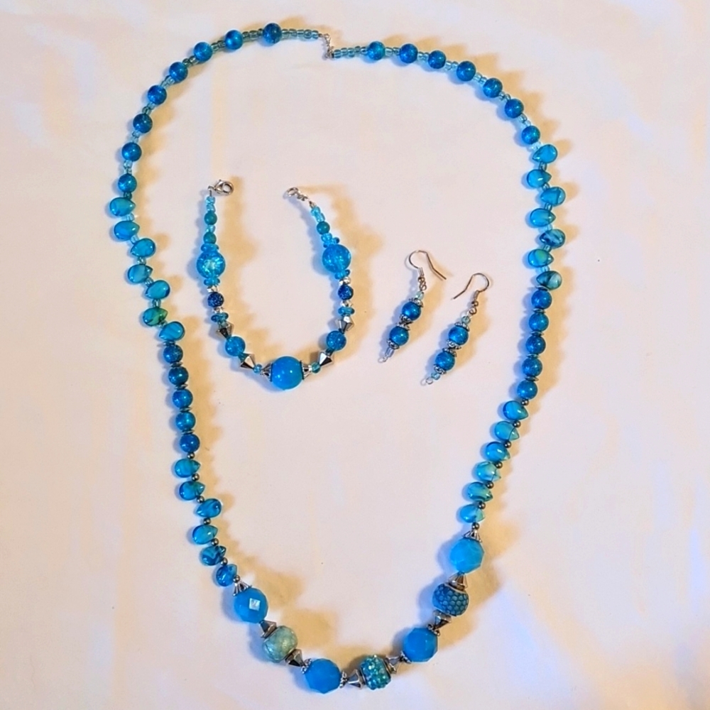 Turquoise color jewelry set. Necklace, bracelet and pierced earrings.